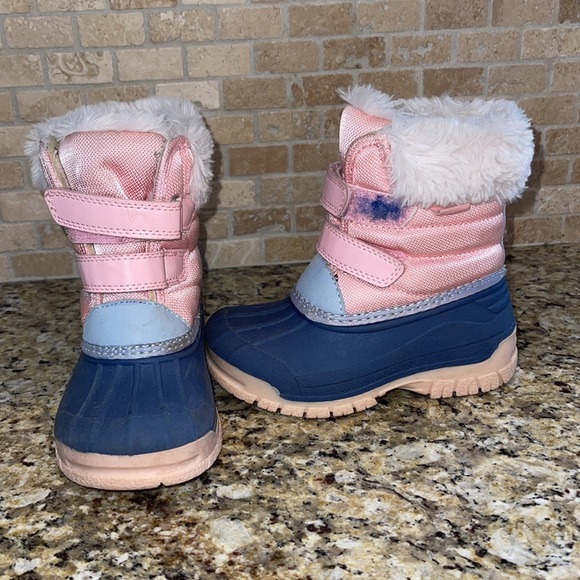 Good condition, size 8 kids snow boots! Osh Kosh pink, gray and blue! - Picture 2 of 5